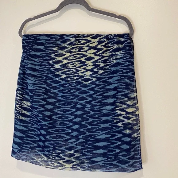 •2/$15• Thin Tube Scarf in Navy, Blue, & Off-White Ikat Diamond Pattern - Picture 1 of 3